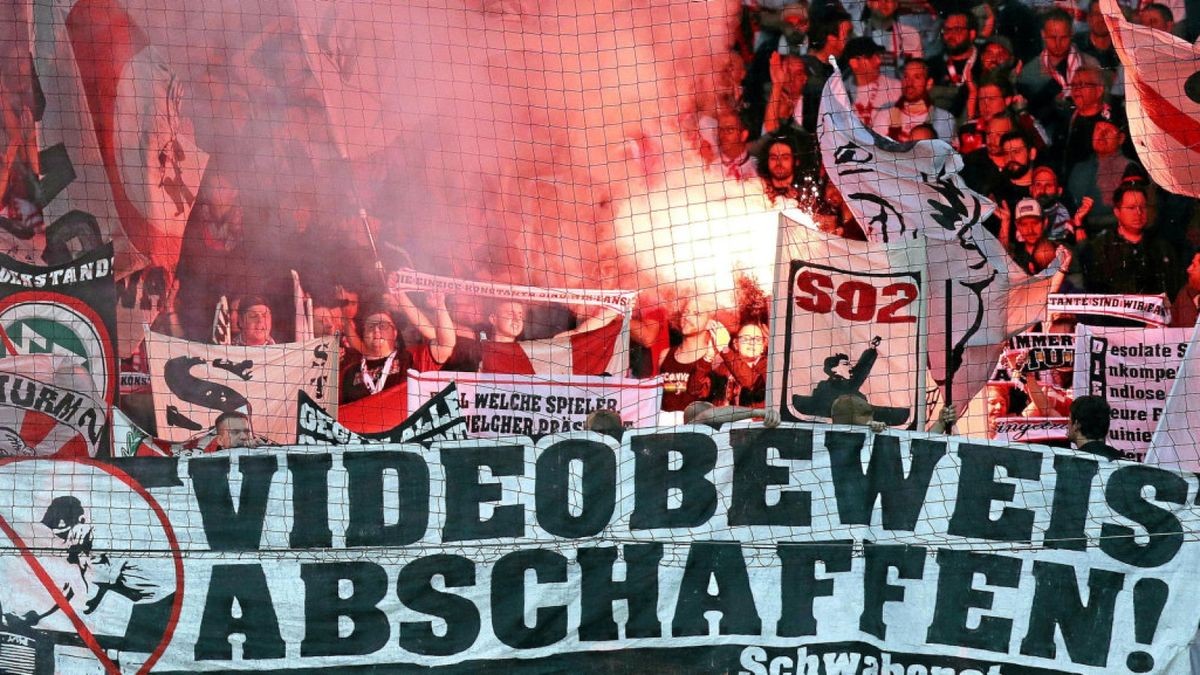 Fans des VfB Stuttgart bei der Bundesliga-Relegation gegen Union Berlin.