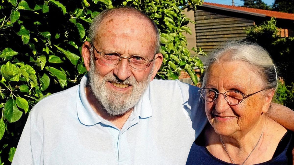 Hannalore und Roland Gewalt (86) leben in Kleinfahner. Gemeinsam sind sie mit neun Büchern zu 170 Lesungen von Nordhausen bis Altenburg unterwegs gewesen. Gerade arbeitet Hannalore Gewalt für die Forschung daran, dass die Mundart ihrer Heimat nicht vergessen wird.Foto, Repro: Ute Rang