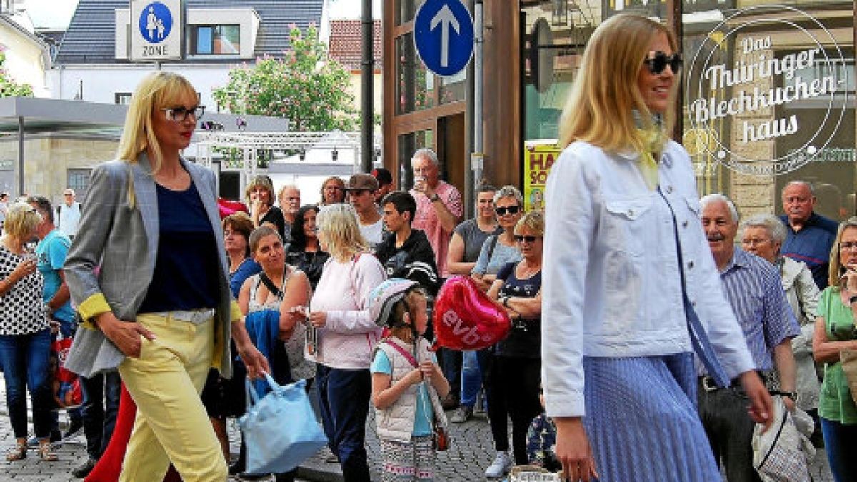 Modenschauen gab es am Freitag zur Aktion „Hallo Sommer“ auf dem Eisenacher Johannisplatz.Foto: Peter Rossbach