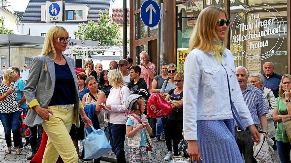 Modenschauen gab es am Freitag zur Aktion „Hallo Sommer“ auf dem Eisenacher Johannisplatz.