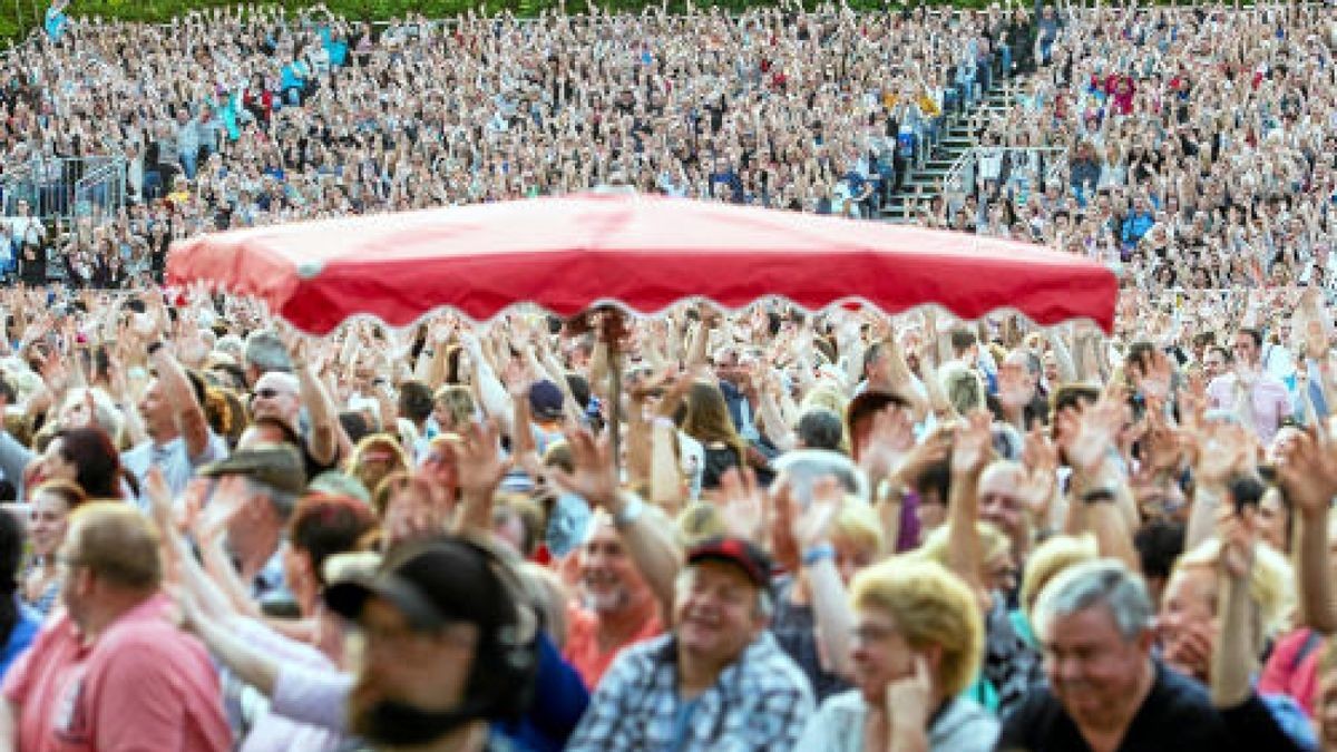 Knapp 14.000 begeisterte Fans feierten am Freitagabend die Kelly Family auf dem Erfurter Domplatz. Foto: Holger John