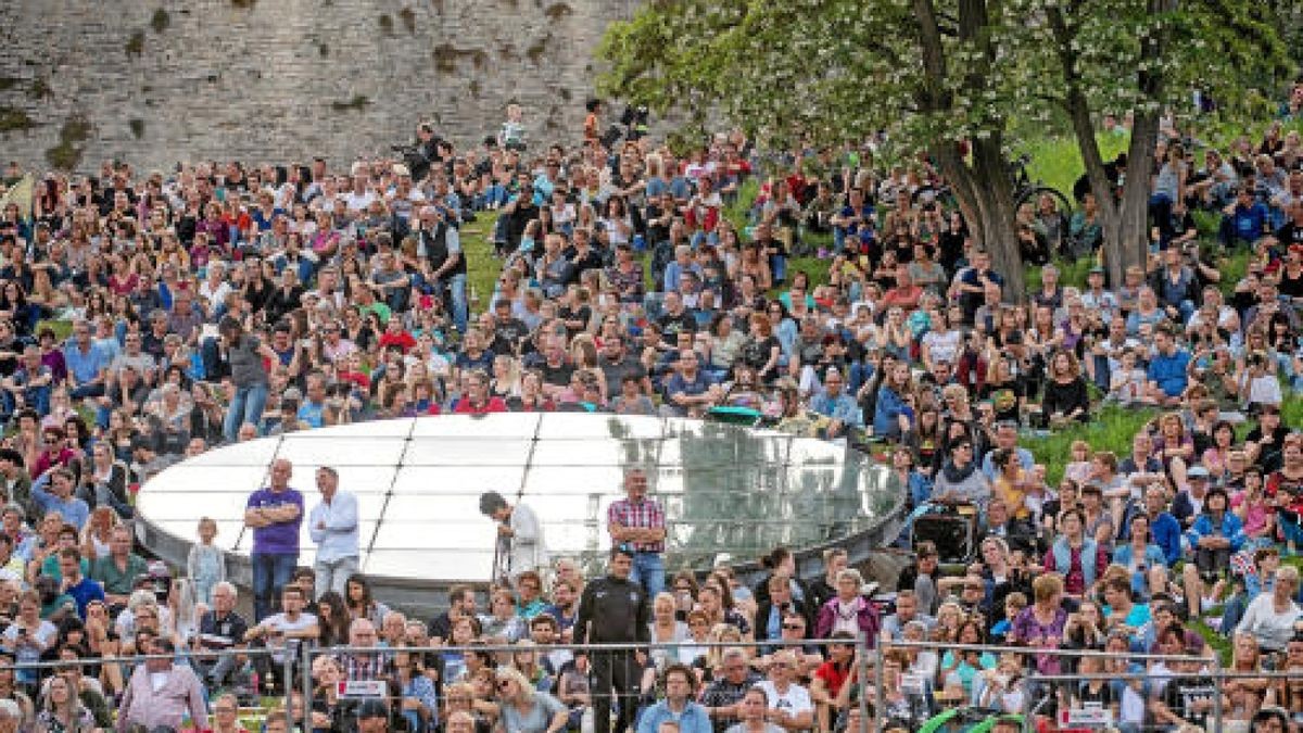 Knapp 14.000 begeisterte Fans feierten am Freitagabend die Kelly Family auf dem Erfurter Domplatz. Foto: Holger John