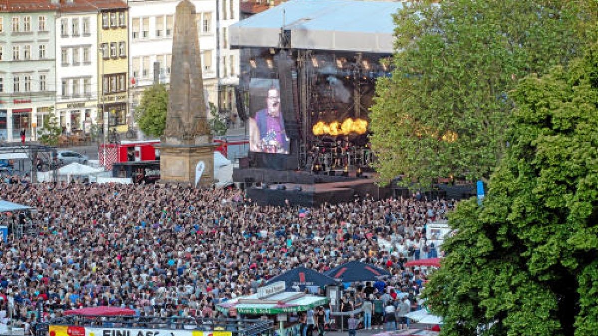 Knapp 14.000 begeisterte Fans feierten am Freitagabend die Kelly Family auf dem Erfurter Domplatz. Foto: Holger John