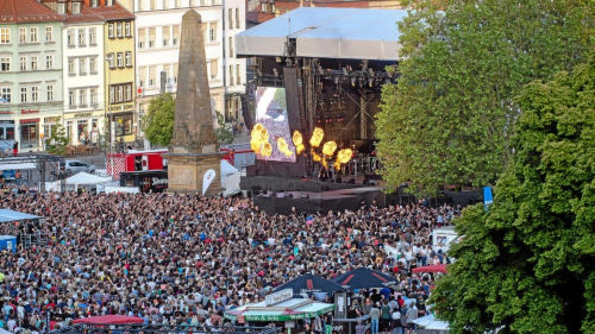 Knapp 14.000 begeisterte Fans feierten am Freitagabend die Kelly Family auf dem Erfurter Domplatz. Foto: Holger John