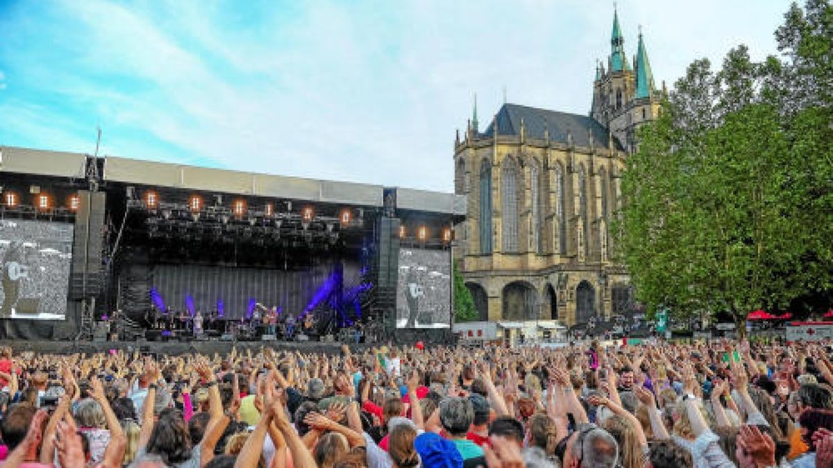 Knapp 14.000 begeisterte Fans feierten am Freitagabend die Kelly Family auf dem Erfurter Domplatz. Foto: Holger John