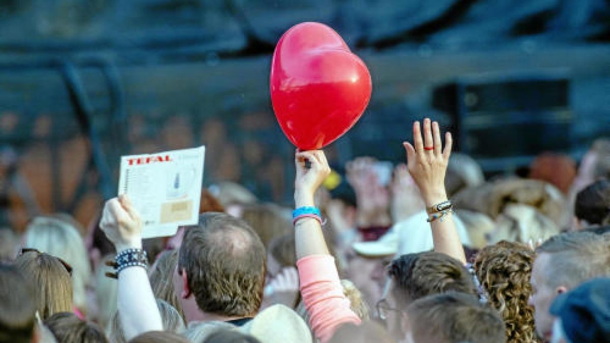 Knapp 14.000 begeisterte Fans feierten am Freitagabend die Kelly Family auf dem Erfurter Domplatz. Foto: Holger John