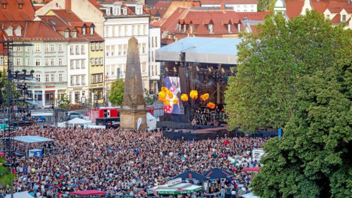 Knapp 14.000 begeisterte Fans feierten am Freitagabend die Kelly Family auf dem Erfurter Domplatz. Foto: Holger John