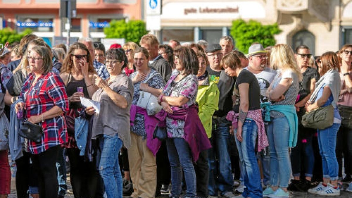 Knapp 14.000 begeisterte Fans feierten am Freitagabend die Kelly Family auf dem Erfurter Domplatz. Foto: Holger John