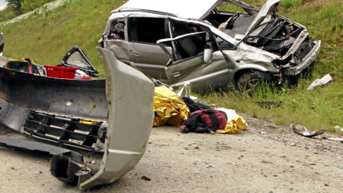 Im völlig zerstörten Opel saß eine vierköpfige Familie aus Bayern.Fotos(2): Oliver Nowak