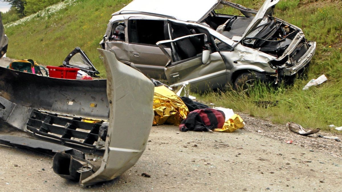 Im völlig zerstörten Opel saß eine vierköpfige Familie aus Bayern.