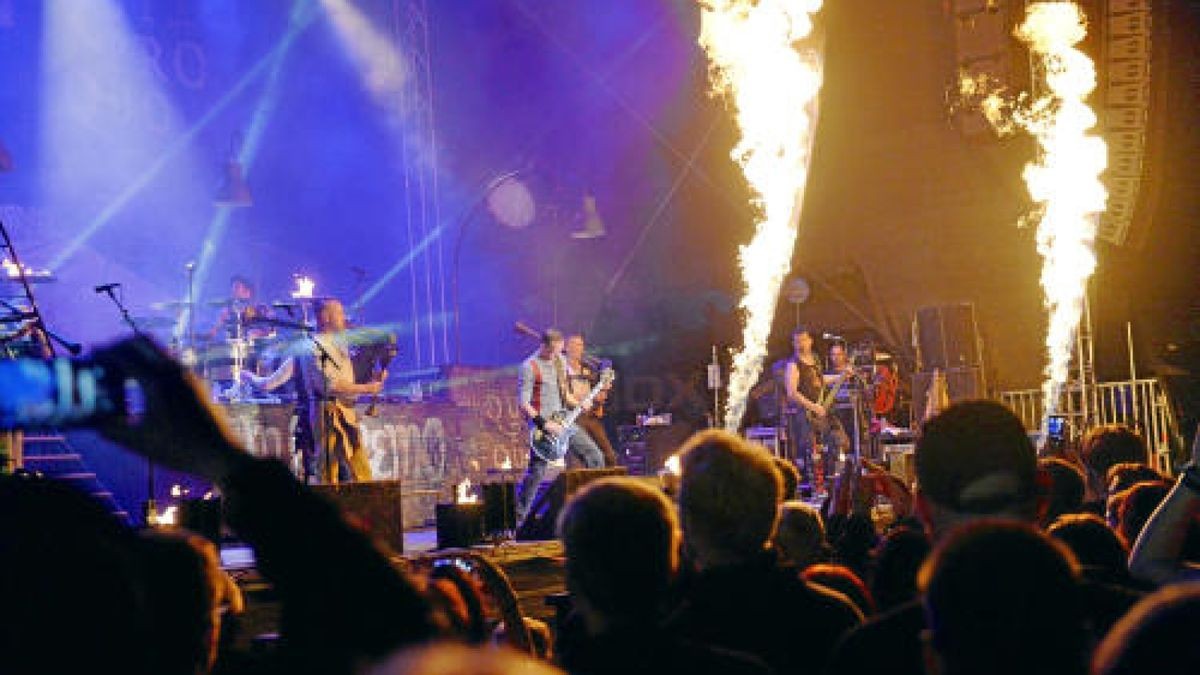 Die Burg Scharfenstein verwandelte sich am Freitagabend in ein Mekka für Rockmusiker. Die Mittelalterband In Extremo lockte etwa 5000 Eichsfelder und Gäste auf das Festivalgelände unterhalb der Burg. Bereits am Nachmittag sorgten Schall und Rauch für eine ausgelassene Stimmung. Am Abend heizten Firebrigade No 13  Die Blaskapelle aus dem Eichsfeld und Paddy and the Rats aus Ungarn den Gästen richtig ein, Foto: Eckhard Jüngel