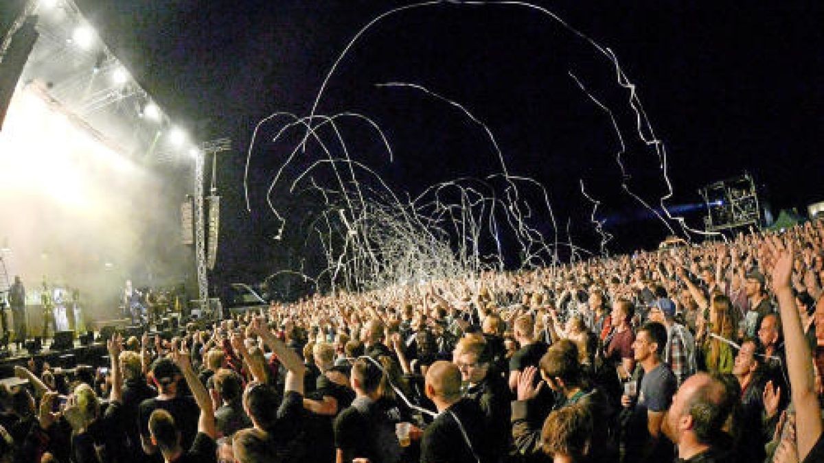 Die Burg Scharfenstein verwandelte sich am Freitagabend in ein Mekka für Rockmusiker. Die Mittelalterband In Extremo lockte etwa 5000 Eichsfelder und Gäste auf das Festivalgelände unterhalb der Burg. Bereits am Nachmittag sorgten Schall und Rauch für eine ausgelassene Stimmung. Am Abend heizten Firebrigade No 13  Die Blaskapelle aus dem Eichsfeld und Paddy and the Rats aus Ungarn den Gästen richtig ein, Foto: Eckhard Jüngel