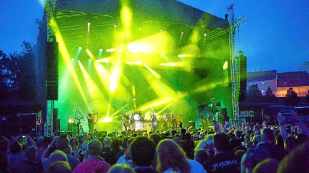 Die Burg Scharfenstein verwandelte sich am Freitagabend in ein Mekka für Rockmusiker. Die Mittelalterband In Extremo lockte etwa 5000 Eichsfelder und Gäste auf das Festivalgelände unterhalb der Burg. Bereits am Nachmittag sorgten Schall und Rauch für eine ausgelassene Stimmung. Am Abend heizten Firebrigade No 13  Die Blaskapelle aus dem Eichsfeld und Paddy and the Rats aus Ungarn den Gästen richtig ein, Foto: Eckhard Jüngel