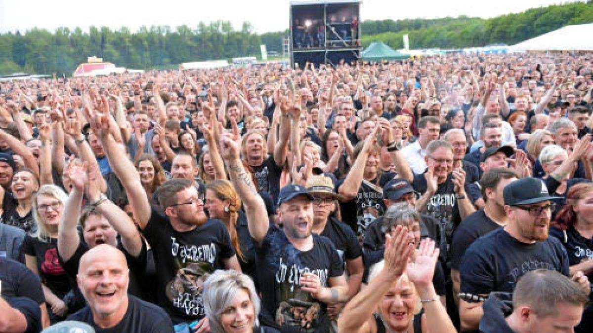 Die Burg Scharfenstein verwandelte sich am Freitagabend in ein Mekka für Rockmusiker. Die Mittelalterband In Extremo lockte etwa 5000 Eichsfelder und Gäste auf das Festivalgelände unterhalb der Burg. Bereits am Nachmittag sorgten Schall und Rauch für eine ausgelassene Stimmung. Am Abend heizten Firebrigade No 13  Die Blaskapelle aus dem Eichsfeld und Paddy and the Rats aus Ungarn den Gästen richtig ein, Foto: Eckhard Jüngel