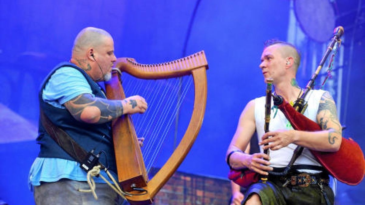 Die Burg Scharfenstein verwandelte sich am Freitagabend in ein Mekka für Rockmusiker. Die Mittelalterband In Extremo lockte etwa 5000 Eichsfelder und Gäste auf das Festivalgelände unterhalb der Burg. Bereits am Nachmittag sorgten Schall und Rauch für eine ausgelassene Stimmung. Am Abend heizten Firebrigade No 13  Die Blaskapelle aus dem Eichsfeld und Paddy and the Rats aus Ungarn den Gästen richtig ein, Foto: Eckhard Jüngel