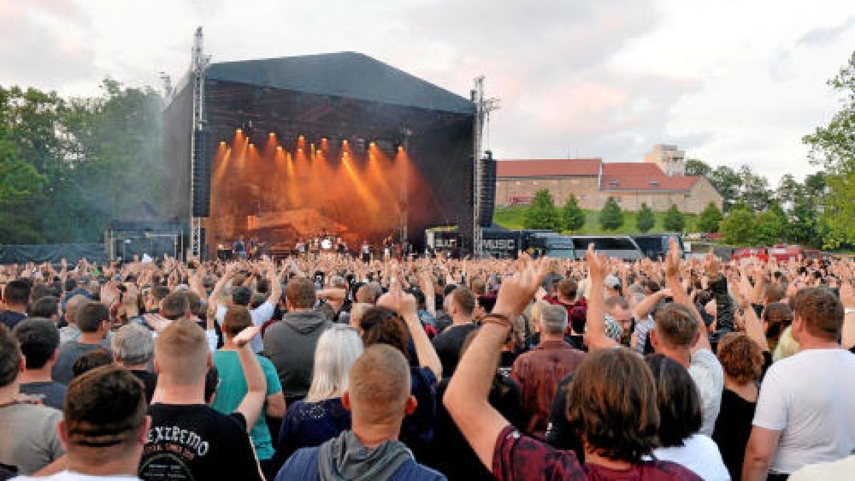 Die Burg Scharfenstein verwandelte sich am Freitagabend in ein Mekka für Rockmusiker. Die Mittelalterband In Extremo lockte etwa 5000 Eichsfelder und Gäste auf das Festivalgelände unterhalb der Burg. Bereits am Nachmittag sorgten Schall und Rauch für eine ausgelassene Stimmung. Am Abend heizten Firebrigade No 13  Die Blaskapelle aus dem Eichsfeld und Paddy and the Rats aus Ungarn den Gästen richtig ein, Foto: Eckhard Jüngel