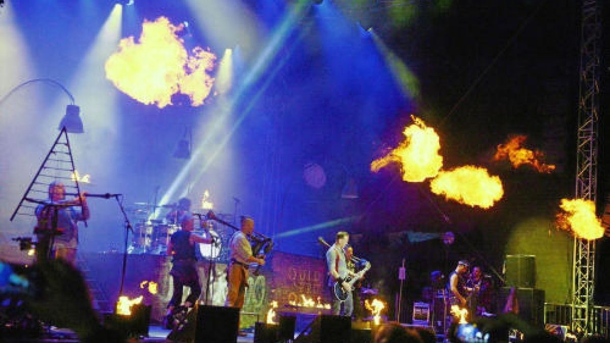 Die Burg Scharfenstein verwandelte sich am Freitagabend in ein Mekka für Rockmusiker. Die Mittelalterband In Extremo lockte etwa 5000 Eichsfelder und Gäste auf das Festivalgelände unterhalb der Burg. Bereits am Nachmittag sorgten Schall und Rauch für eine ausgelassene Stimmung. Am Abend heizten Firebrigade No 13  Die Blaskapelle aus dem Eichsfeld und Paddy and the Rats aus Ungarn den Gästen richtig ein, Foto: Eckhard Jüngel