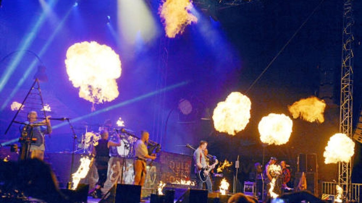 Die Burg Scharfenstein verwandelte sich am Freitagabend in ein Mekka für Rockmusiker. Die Mittelalterband In Extremo lockte etwa 5000 Eichsfelder und Gäste auf das Festivalgelände unterhalb der Burg. Bereits am Nachmittag sorgten Schall und Rauch für eine ausgelassene Stimmung. Am Abend heizten Firebrigade No 13  Die Blaskapelle aus dem Eichsfeld und Paddy and the Rats aus Ungarn den Gästen richtig ein, Foto: Eckhard Jüngel