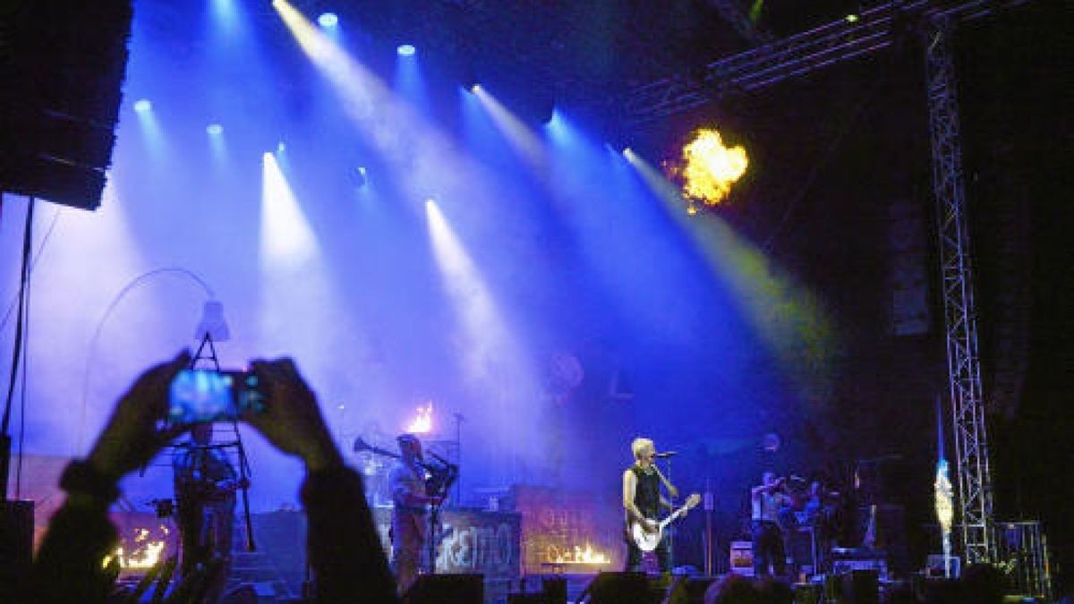 Die Burg Scharfenstein verwandelte sich am Freitagabend in ein Mekka für Rockmusiker. Die Mittelalterband In Extremo lockte etwa 5000 Eichsfelder und Gäste auf das Festivalgelände unterhalb der Burg. Bereits am Nachmittag sorgten Schall und Rauch für eine ausgelassene Stimmung. Am Abend heizten Firebrigade No 13  Die Blaskapelle aus dem Eichsfeld und Paddy and the Rats aus Ungarn den Gästen richtig ein, Foto: Eckhard Jüngel