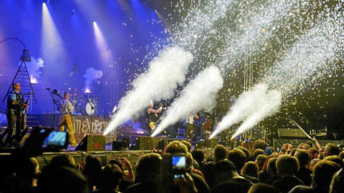 Die Burg Scharfenstein verwandelte sich am Freitagabend in ein Mekka für Rockmusiker. Die Mittelalterband In Extremo lockte etwa 5000 Eichsfelder und Gäste auf das Festivalgelände unterhalb der Burg. Bereits am Nachmittag sorgten Schall und Rauch für eine ausgelassene Stimmung. Am Abend heizten Firebrigade No 13  Die Blaskapelle aus dem Eichsfeld und Paddy and the Rats aus Ungarn den Gästen richtig ein, Foto: Eckhard Jüngel