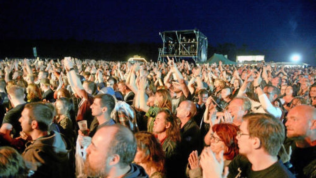 Die Burg Scharfenstein verwandelte sich am Freitagabend in ein Mekka für Rockmusiker. Die Mittelalterband In Extremo lockte etwa 5000 Eichsfelder und Gäste auf das Festivalgelände unterhalb der Burg. Bereits am Nachmittag sorgten Schall und Rauch für eine ausgelassene Stimmung. Am Abend heizten Firebrigade No 13  Die Blaskapelle aus dem Eichsfeld und Paddy and the Rats aus Ungarn den Gästen richtig ein, Foto: Eckhard Jüngel