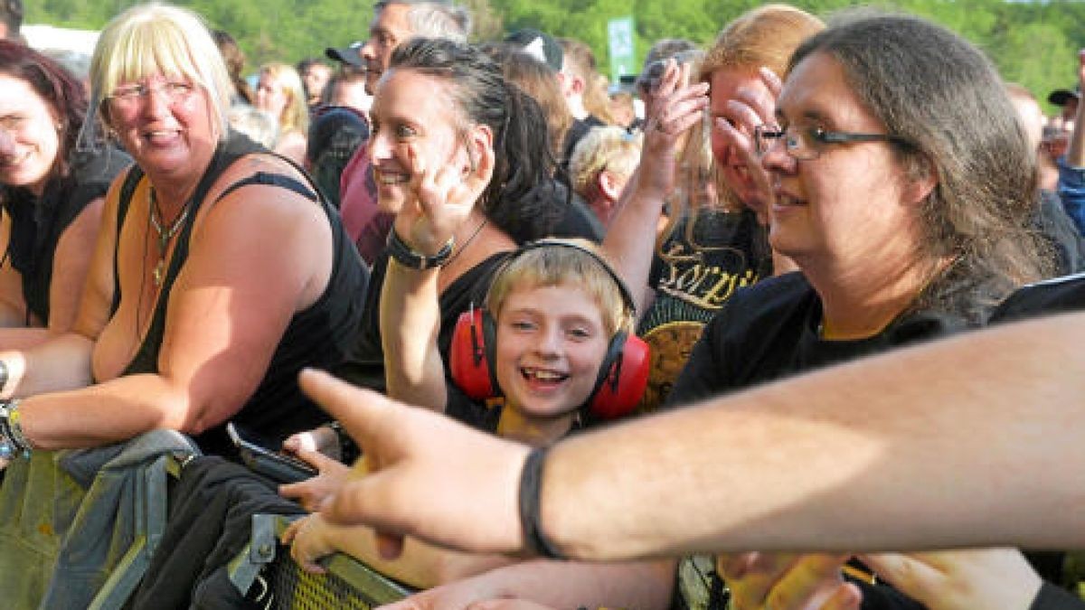 Die Burg Scharfenstein verwandelte sich am Freitagabend in ein Mekka für Rockmusiker. Die Mittelalterband In Extremo lockte etwa 5000 Eichsfelder und Gäste auf das Festivalgelände unterhalb der Burg. Bereits am Nachmittag sorgten Schall und Rauch für eine ausgelassene Stimmung. Am Abend heizten Firebrigade No 13  Die Blaskapelle aus dem Eichsfeld und Paddy and the Rats aus Ungarn den Gästen richtig ein, Foto: Eckhard Jüngel