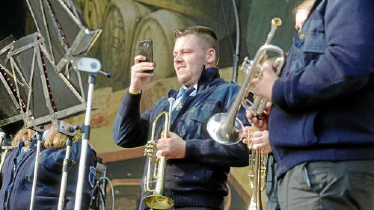 Die Burg Scharfenstein verwandelte sich am Freitagabend in ein Mekka für Rockmusiker. Die Mittelalterband In Extremo lockte etwa 5000 Eichsfelder und Gäste auf das Festivalgelände unterhalb der Burg. Bereits am Nachmittag sorgten Schall und Rauch für eine ausgelassene Stimmung. Am Abend heizten Firebrigade No 13  Die Blaskapelle aus dem Eichsfeld und Paddy and the Rats aus Ungarn den Gästen richtig ein, Foto: Eckhard Jüngel