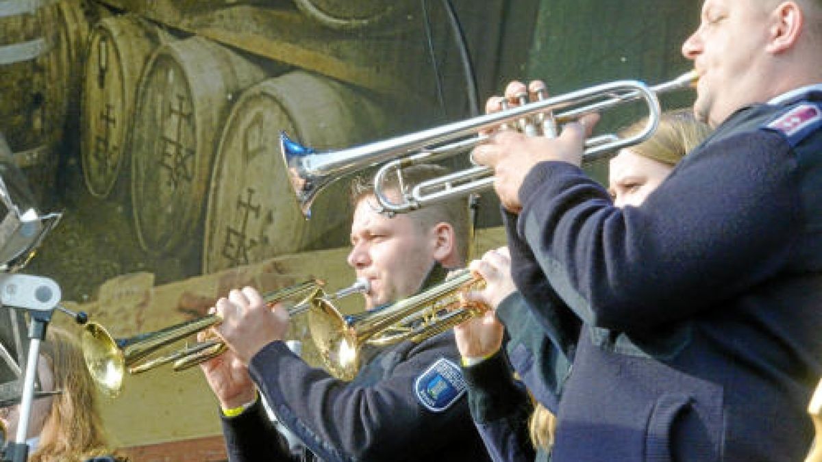 Die Burg Scharfenstein verwandelte sich am Freitagabend in ein Mekka für Rockmusiker. Die Mittelalterband In Extremo lockte etwa 5000 Eichsfelder und Gäste auf das Festivalgelände unterhalb der Burg. Bereits am Nachmittag sorgten Schall und Rauch für eine ausgelassene Stimmung. Am Abend heizten Firebrigade No 13  Die Blaskapelle aus dem Eichsfeld und Paddy and the Rats aus Ungarn den Gästen richtig ein, Foto: Eckhard Jüngel