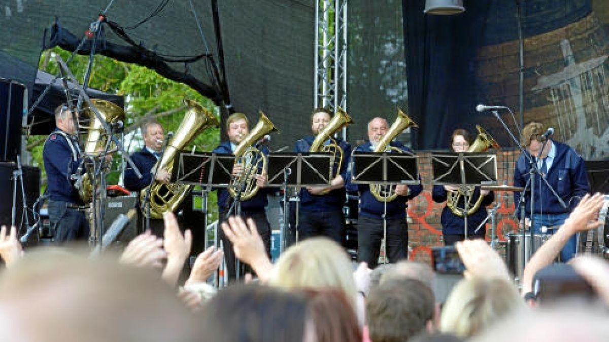 Die Burg Scharfenstein verwandelte sich am Freitagabend in ein Mekka für Rockmusiker. Die Mittelalterband In Extremo lockte etwa 5000 Eichsfelder und Gäste auf das Festivalgelände unterhalb der Burg. Bereits am Nachmittag sorgten Schall und Rauch für eine ausgelassene Stimmung. Am Abend heizten Firebrigade No 13  Die Blaskapelle aus dem Eichsfeld und Paddy and the Rats aus Ungarn den Gästen richtig ein, Foto: Eckhard Jüngel