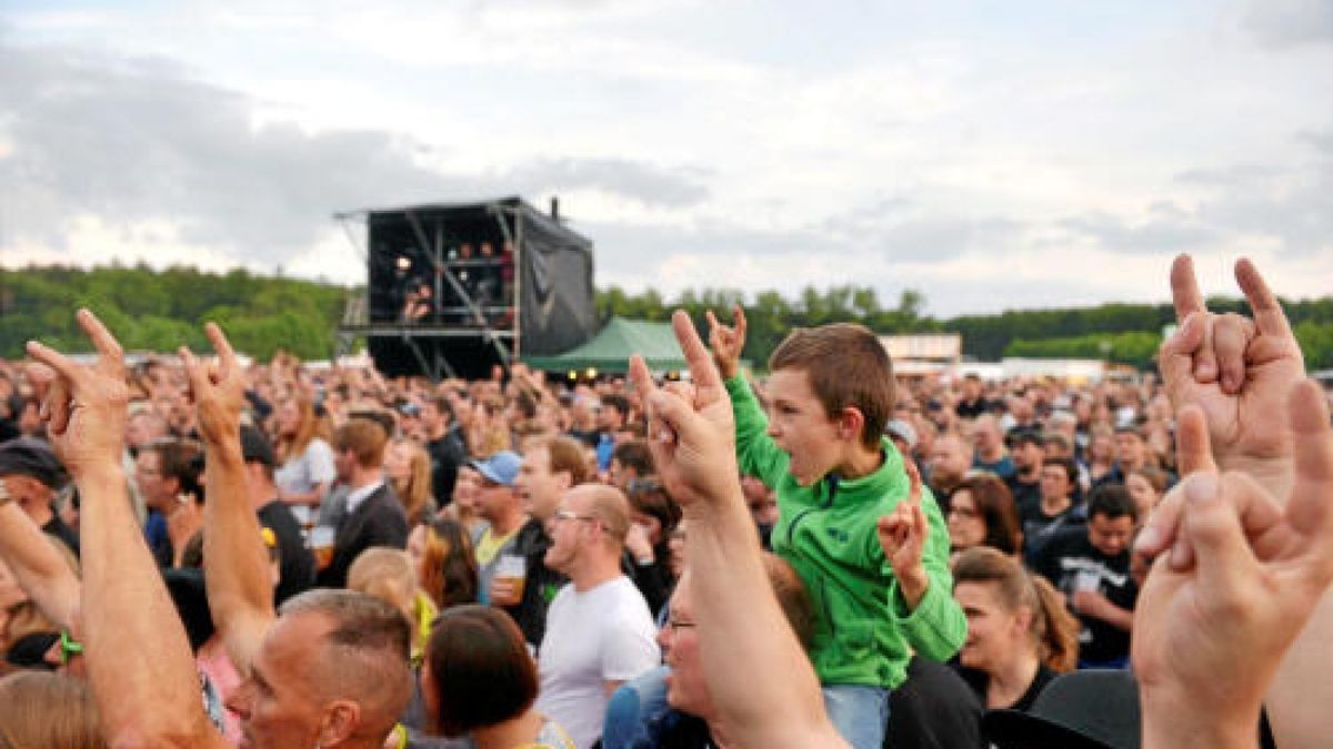 Die Burg Scharfenstein verwandelte sich am Freitagabend in ein Mekka für Rockmusiker. Die Mittelalterband In Extremo lockte etwa 5000 Eichsfelder und Gäste auf das Festivalgelände unterhalb der Burg. Bereits am Nachmittag sorgten Schall und Rauch für eine ausgelassene Stimmung. Am Abend heizten Firebrigade No 13  Die Blaskapelle aus dem Eichsfeld und Paddy and the Rats aus Ungarn den Gästen richtig ein, Foto: Eckhard Jüngel