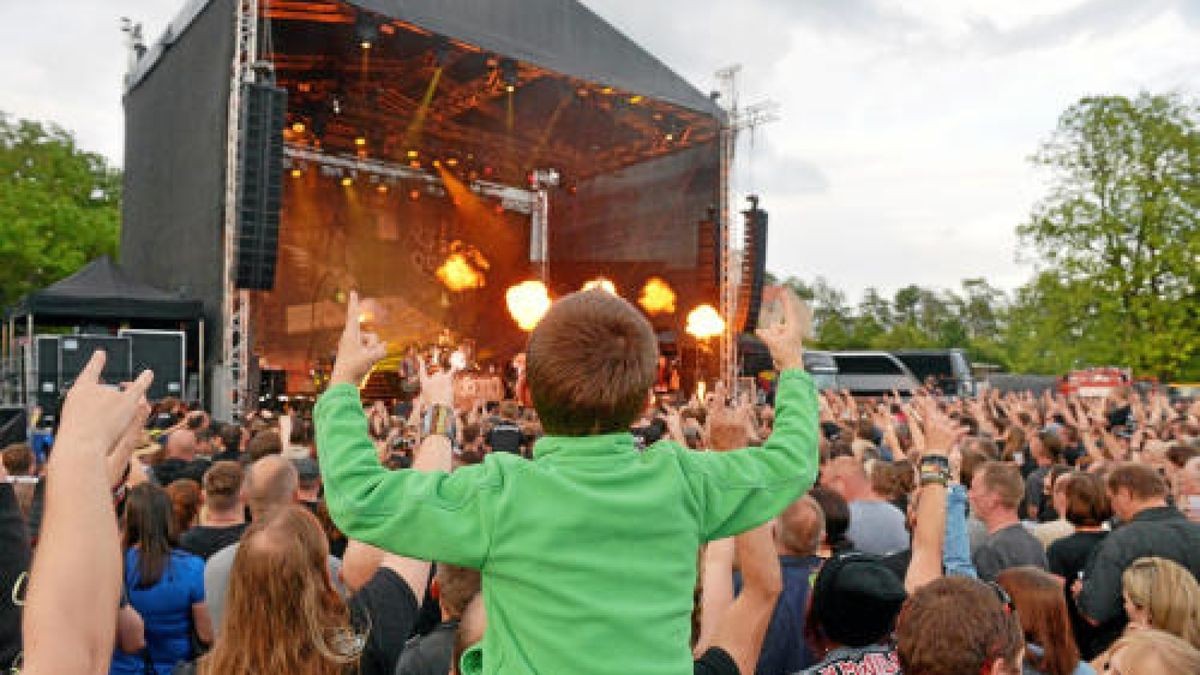 Die Burg Scharfenstein verwandelte sich am Freitagabend in ein Mekka für Rockmusiker. Die Mittelalterband In Extremo lockte etwa 5000 Eichsfelder und Gäste auf das Festivalgelände unterhalb der Burg. Bereits am Nachmittag sorgten Schall und Rauch für eine ausgelassene Stimmung. Am Abend heizten Firebrigade No 13  Die Blaskapelle aus dem Eichsfeld und Paddy and the Rats aus Ungarn den Gästen richtig ein, Foto: Eckhard Jüngel