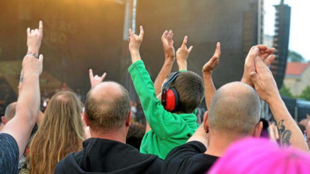 Die Burg Scharfenstein verwandelte sich am Freitagabend in ein Mekka für Rockmusiker. Die Mittelalterband In Extremo lockte etwa 5000 Eichsfelder und Gäste auf das Festivalgelände unterhalb der Burg. Bereits am Nachmittag sorgten Schall und Rauch für eine ausgelassene Stimmung. Am Abend heizten Firebrigade No 13  Die Blaskapelle aus dem Eichsfeld und Paddy and the Rats aus Ungarn den Gästen richtig ein, Foto: Eckhard Jüngel