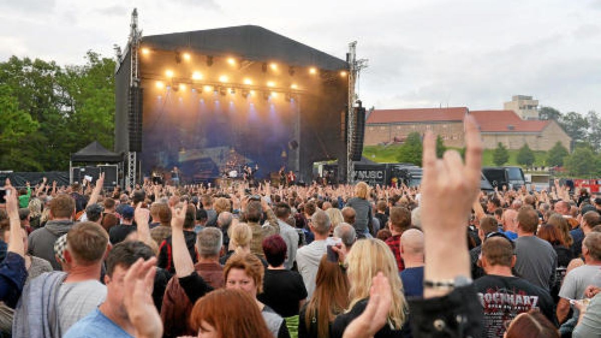 Die Burg Scharfenstein verwandelte sich am Freitagabend in ein Mekka für Rockmusiker. Die Mittelalterband In Extremo lockte etwa 5000 Eichsfelder und Gäste auf das Festivalgelände unterhalb der Burg. Bereits am Nachmittag sorgten Schall und Rauch für eine ausgelassene Stimmung. Am Abend heizten Firebrigade No 13  Die Blaskapelle aus dem Eichsfeld und Paddy and the Rats aus Ungarn den Gästen richtig ein, Foto: Eckhard Jüngel