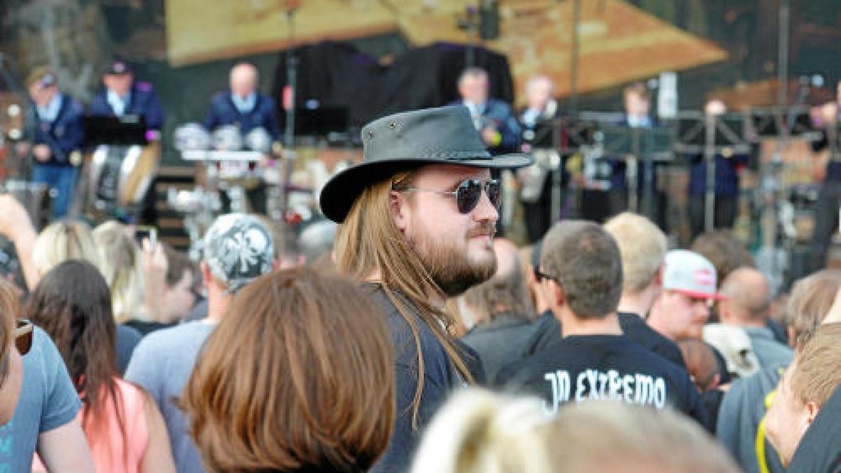 Die Burg Scharfenstein verwandelte sich am Freitagabend in ein Mekka für Rockmusiker. Die Mittelalterband In Extremo lockte etwa 5000 Eichsfelder und Gäste auf das Festivalgelände unterhalb der Burg. Bereits am Nachmittag sorgten Schall und Rauch für eine ausgelassene Stimmung. Am Abend heizten Firebrigade No 13  Die Blaskapelle aus dem Eichsfeld und Paddy and the Rats aus Ungarn den Gästen richtig ein, Foto: Eckhard Jüngel