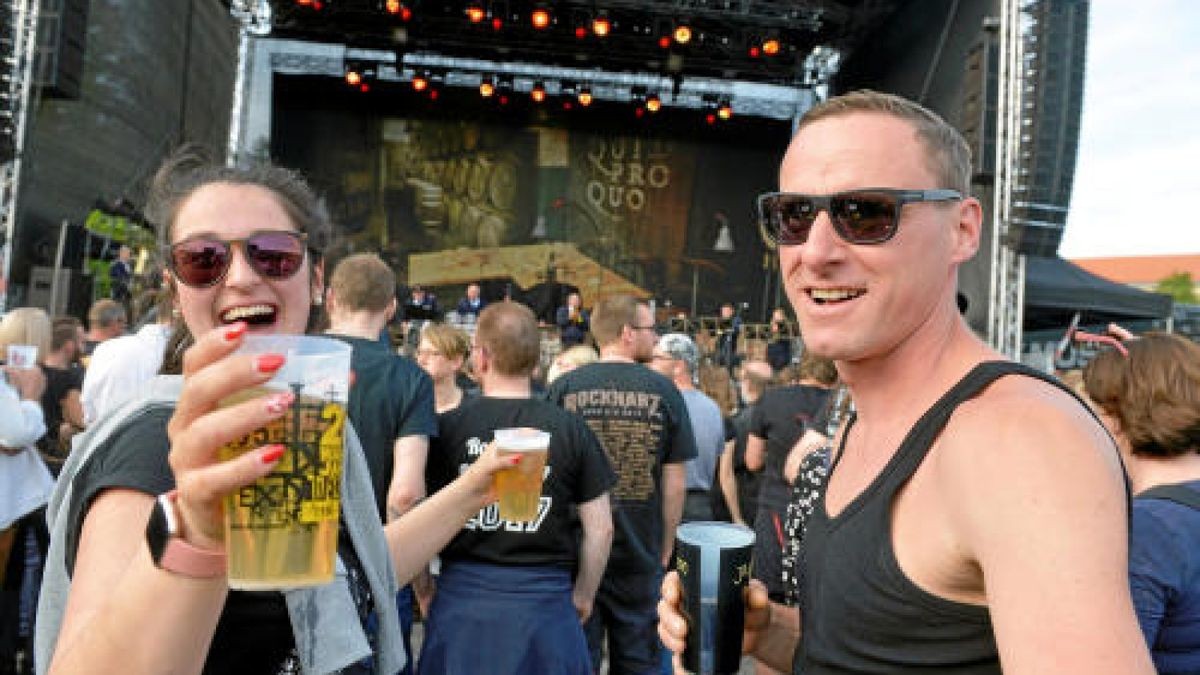 Die Burg Scharfenstein verwandelte sich am Freitagabend in ein Mekka für Rockmusiker. Die Mittelalterband In Extremo lockte etwa 5000 Eichsfelder und Gäste auf das Festivalgelände unterhalb der Burg. Bereits am Nachmittag sorgten Schall und Rauch für eine ausgelassene Stimmung. Am Abend heizten Firebrigade No 13  Die Blaskapelle aus dem Eichsfeld und Paddy and the Rats aus Ungarn den Gästen richtig ein, Foto: Eckhard Jüngel