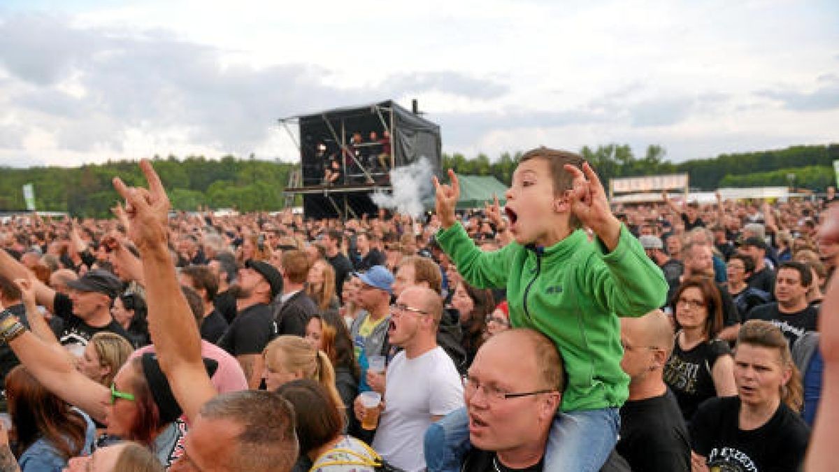 Die Burg Scharfenstein verwandelte sich am Freitagabend in ein Mekka für Rockmusiker. Die Mittelalterband In Extremo lockte etwa 5000 Eichsfelder und Gäste auf das Festivalgelände unterhalb der Burg. Bereits am Nachmittag sorgten Schall und Rauch für eine ausgelassene Stimmung. Am Abend heizten Firebrigade No 13  Die Blaskapelle aus dem Eichsfeld und Paddy and the Rats aus Ungarn den Gästen richtig ein, Foto: Eckhard Jüngel