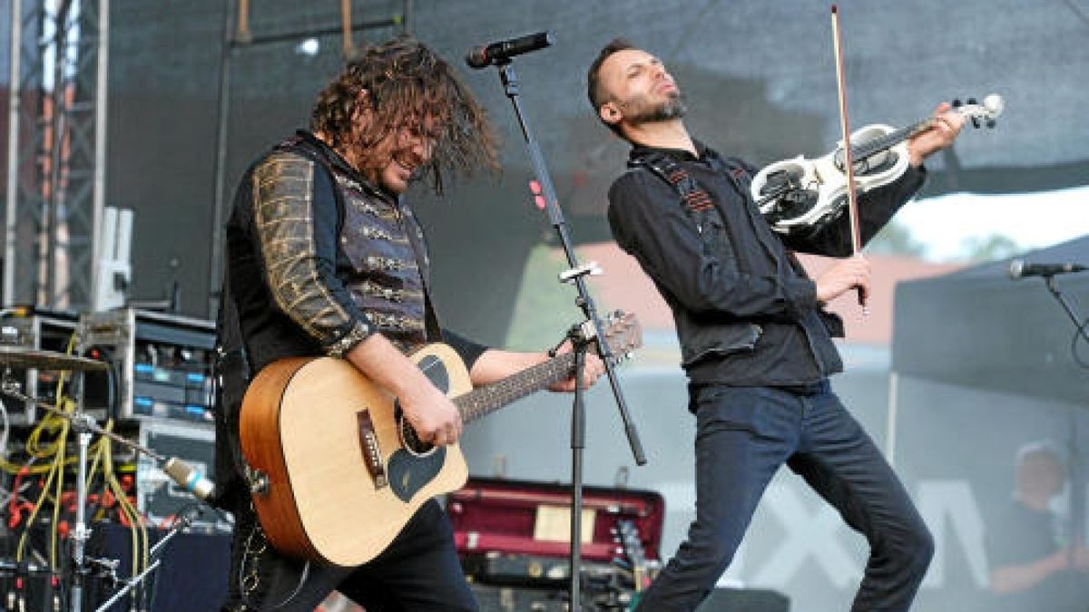 Die Burg Scharfenstein verwandelte sich am Freitagabend in ein Mekka für Rockmusiker. Die Mittelalterband In Extremo lockte etwa 5000 Eichsfelder und Gäste auf das Festivalgelände unterhalb der Burg. Bereits am Nachmittag sorgten Schall und Rauch für eine ausgelassene Stimmung. Am Abend heizten Firebrigade No 13  Die Blaskapelle aus dem Eichsfeld und Paddy and the Rats aus Ungarn den Gästen richtig ein, Foto: Eckhard Jüngel