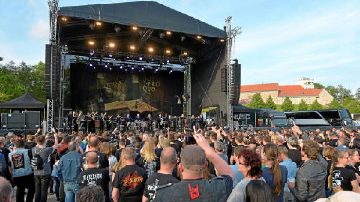 Die Burg Scharfenstein verwandelte sich am Freitagabend in ein Mekka für Rockmusiker. Die Mittelalterband In Extremo lockte etwa 5000 Eichsfelder und Gäste auf das Festivalgelände unterhalb der Burg. Bereits am Nachmittag sorgten Schall und Rauch für eine ausgelassene Stimmung. Am Abend heizten Firebrigade No 13  Die Blaskapelle aus dem Eichsfeld und Paddy and the Rats aus Ungarn den Gästen richtig ein, Foto: Eckhard Jüngel