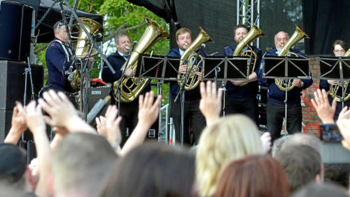 Die Burg Scharfenstein verwandelte sich am Freitagabend in ein Mekka für Rockmusiker. Die Mittelalterband In Extremo lockte etwa 5000 Eichsfelder und Gäste auf das Festivalgelände unterhalb der Burg. Bereits am Nachmittag sorgten Schall und Rauch für eine ausgelassene Stimmung. Am Abend heizten Firebrigade No 13  Die Blaskapelle aus dem Eichsfeld und Paddy and the Rats aus Ungarn den Gästen richtig ein, Foto: Eckhard Jüngel