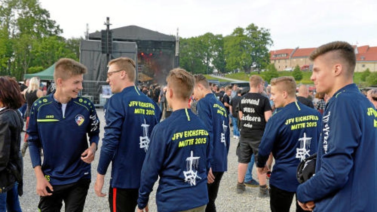 Die Burg Scharfenstein verwandelte sich am Freitagabend in ein Mekka für Rockmusiker. Die Mittelalterband In Extremo lockte etwa 5000 Eichsfelder und Gäste auf das Festivalgelände unterhalb der Burg. Bereits am Nachmittag sorgten Schall und Rauch für eine ausgelassene Stimmung. Am Abend heizten Firebrigade No 13  Die Blaskapelle aus dem Eichsfeld und Paddy and the Rats aus Ungarn den Gästen richtig ein, Foto: Eckhard Jüngel