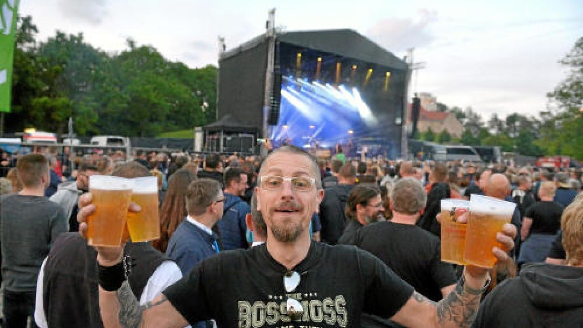 Die Burg Scharfenstein verwandelte sich am Freitagabend in ein Mekka für Rockmusiker. Die Mittelalterband In Extremo lockte etwa 5000 Eichsfelder und Gäste auf das Festivalgelände unterhalb der Burg. Bereits am Nachmittag sorgten Schall und Rauch für eine ausgelassene Stimmung. Am Abend heizten Firebrigade No 13  Die Blaskapelle aus dem Eichsfeld und Paddy and the Rats aus Ungarn den Gästen richtig ein, Foto: Eckhard Jüngel