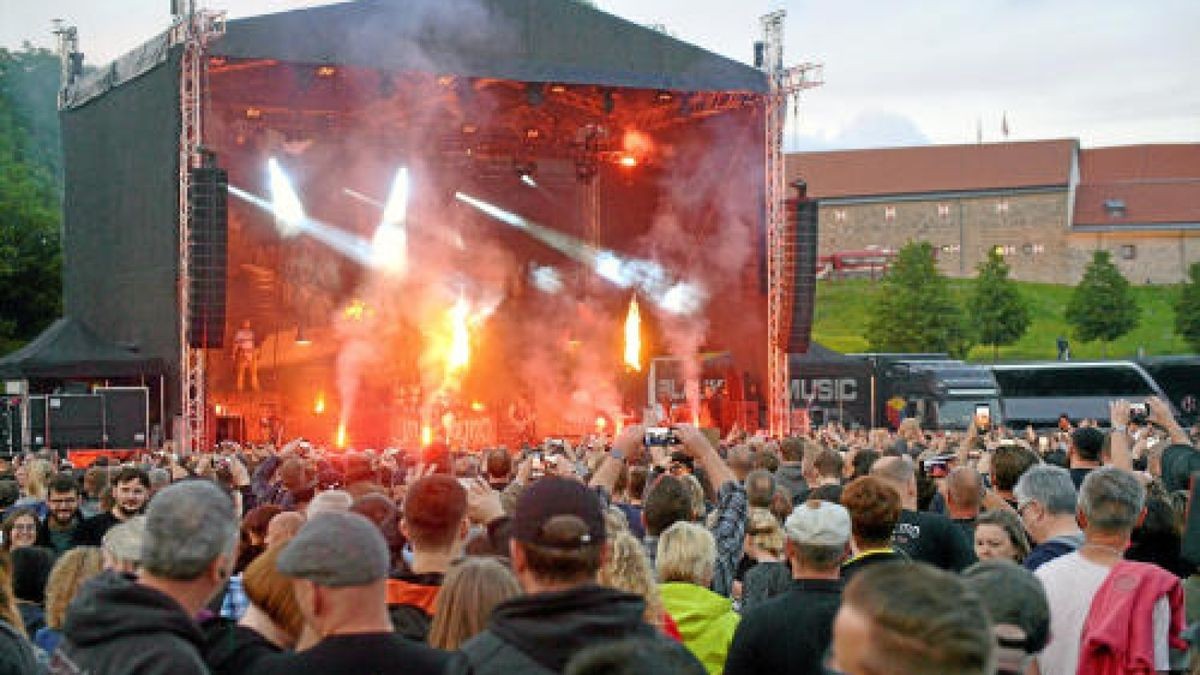 Die Burg Scharfenstein verwandelte sich am Freitagabend in ein Mekka für Rockmusiker. Die Mittelalterband In Extremo lockte etwa 5000 Eichsfelder und Gäste auf das Festivalgelände unterhalb der Burg. Bereits am Nachmittag sorgten Schall und Rauch für eine ausgelassene Stimmung. Am Abend heizten Firebrigade No 13  Die Blaskapelle aus dem Eichsfeld und Paddy and the Rats aus Ungarn den Gästen richtig ein, Foto: Eckhard Jüngel