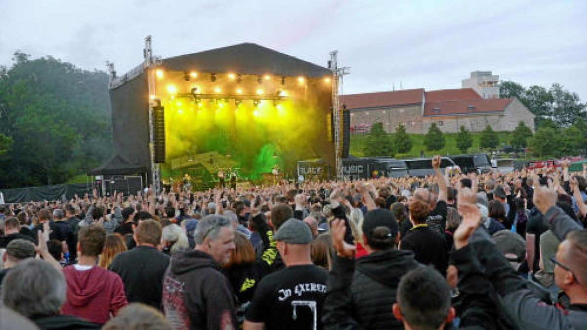 Die Burg Scharfenstein verwandelte sich am Freitagabend in ein Mekka für Rockmusiker. Die Mittelalterband In Extremo lockte etwa 5000 Eichsfelder und Gäste auf das Festivalgelände unterhalb der Burg. Bereits am Nachmittag sorgten Schall und Rauch für eine ausgelassene Stimmung. Am Abend heizten Firebrigade No 13  Die Blaskapelle aus dem Eichsfeld und Paddy and the Rats aus Ungarn den Gästen richtig ein, Foto: Eckhard Jüngel