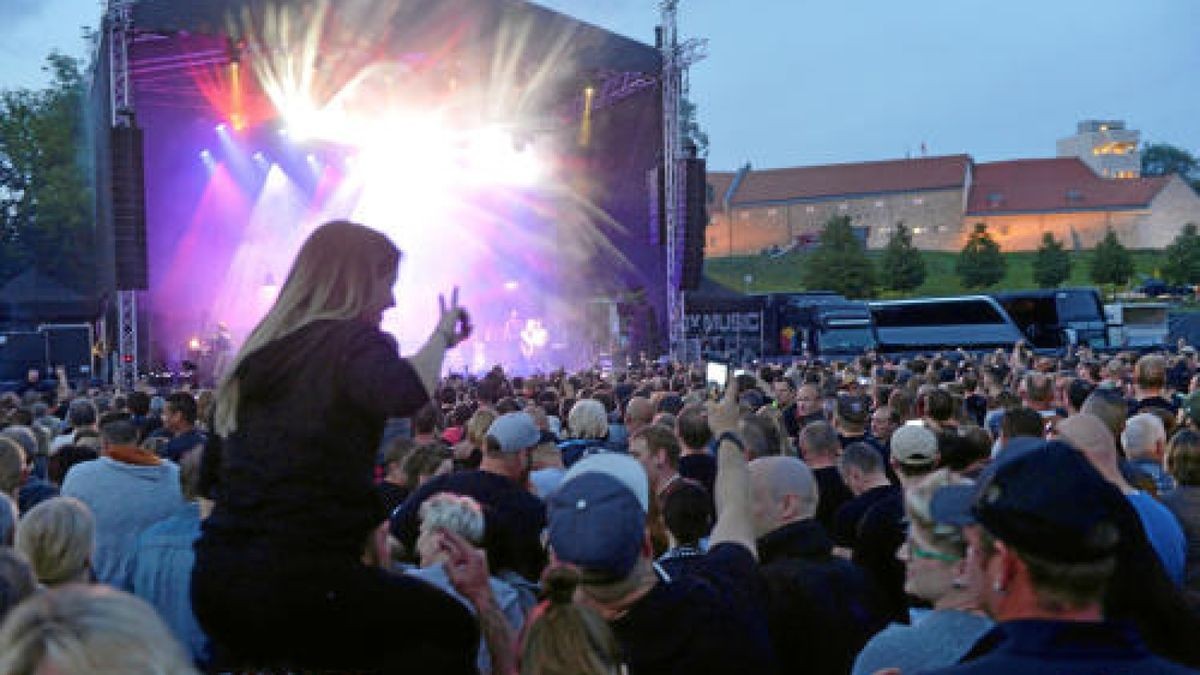 Die Burg Scharfenstein verwandelte sich am Freitagabend in ein Mekka für Rockmusiker. Die Mittelalterband In Extremo lockte etwa 5000 Eichsfelder und Gäste auf das Festivalgelände unterhalb der Burg. Bereits am Nachmittag sorgten Schall und Rauch für eine ausgelassene Stimmung. Am Abend heizten Firebrigade No 13  Die Blaskapelle aus dem Eichsfeld und Paddy and the Rats aus Ungarn den Gästen richtig ein, Foto: Eckhard Jüngel