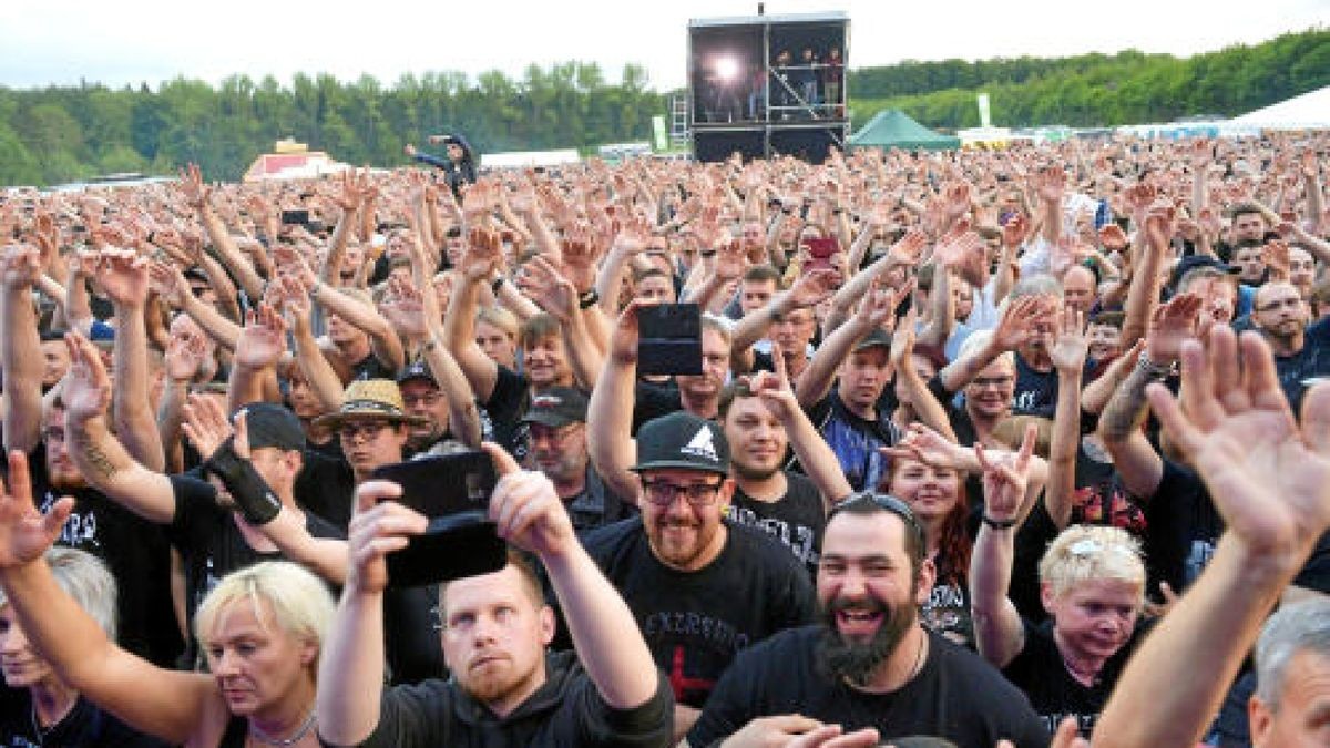 Die Burg Scharfenstein verwandelte sich am Freitagabend in ein Mekka für Rockmusiker. Die Mittelalterband In Extremo lockte etwa 5000 Eichsfelder und Gäste auf das Festivalgelände unterhalb der Burg. Bereits am Nachmittag sorgten Schall und Rauch für eine ausgelassene Stimmung. Am Abend heizten Firebrigade No 13  Die Blaskapelle aus dem Eichsfeld und Paddy and the Rats aus Ungarn den Gästen richtig ein, Foto: Eckhard Jüngel