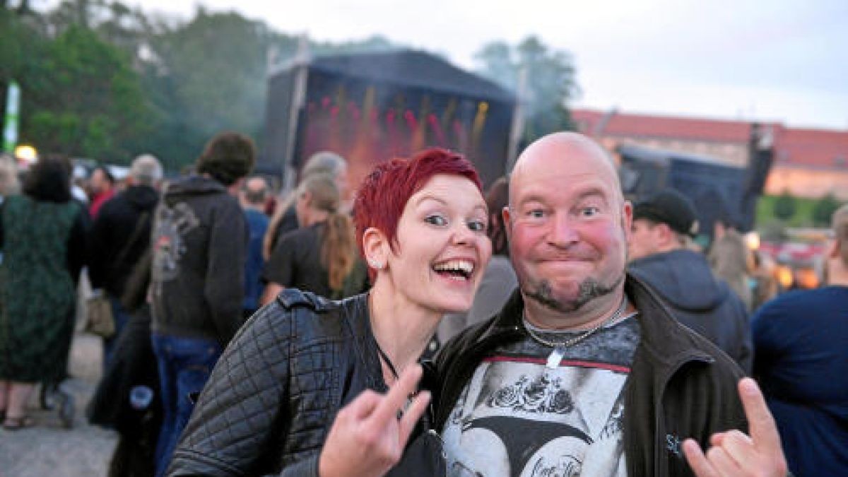 Die Burg Scharfenstein verwandelte sich am Freitagabend in ein Mekka für Rockmusiker. Die Mittelalterband In Extremo lockte etwa 5000 Eichsfelder und Gäste auf das Festivalgelände unterhalb der Burg. Bereits am Nachmittag sorgten Schall und Rauch für eine ausgelassene Stimmung. Am Abend heizten Firebrigade No 13  Die Blaskapelle aus dem Eichsfeld und Paddy and the Rats aus Ungarn den Gästen richtig ein, Foto: Eckhard Jüngel