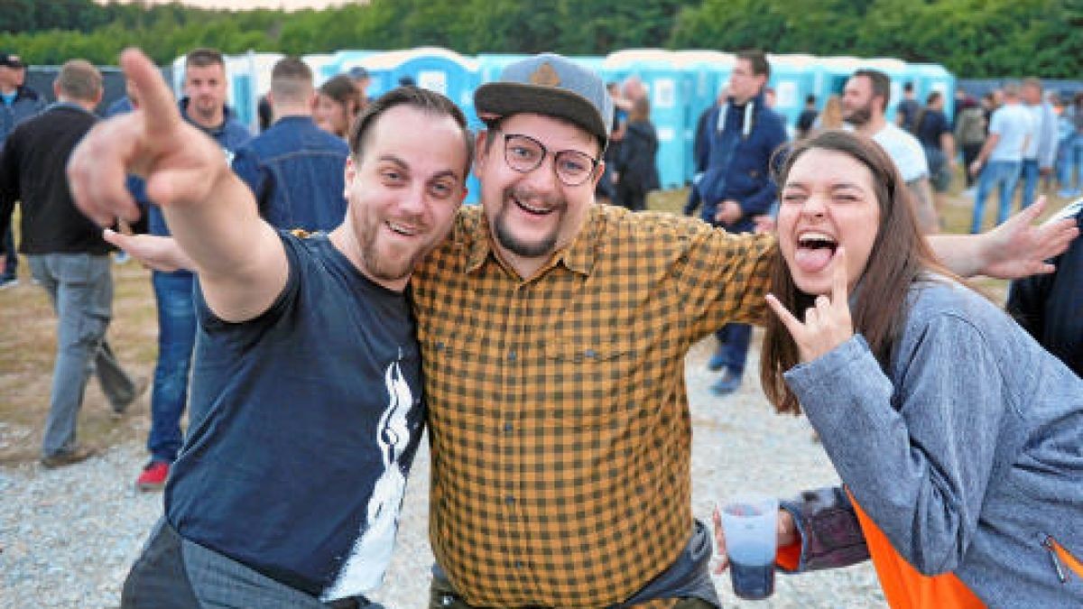 Die Burg Scharfenstein verwandelte sich am Freitagabend in ein Mekka für Rockmusiker. Die Mittelalterband In Extremo lockte etwa 5000 Eichsfelder und Gäste auf das Festivalgelände unterhalb der Burg. Bereits am Nachmittag sorgten Schall und Rauch für eine ausgelassene Stimmung. Am Abend heizten Firebrigade No 13  Die Blaskapelle aus dem Eichsfeld und Paddy and the Rats aus Ungarn den Gästen richtig ein, Foto: Eckhard Jüngel