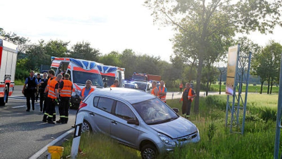 Zu einem schweren Verkehrsunfall kam es am Sonnabend kurz nach 19 Uhr auf der Bundesstraße 282 zwischen Schleiz und Langenbach. Es gab drei verletzte Menschen sowie beträchtlichen Sachschaden. Foto: Ronny Schuberth