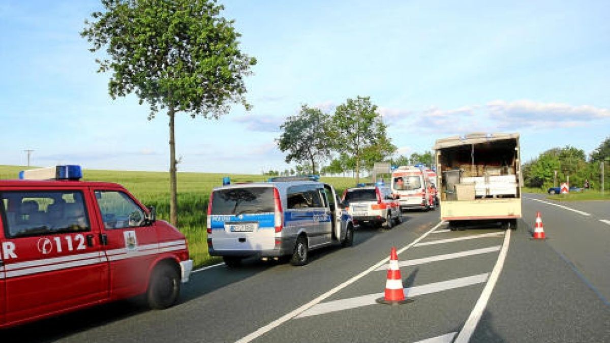 Zu einem schweren Verkehrsunfall kam es am Sonnabend kurz nach 19 Uhr auf der Bundesstraße 282 zwischen Schleiz und Langenbach. Es gab drei verletzte Menschen sowie beträchtlichen Sachschaden. Foto: Ronny Schuberth