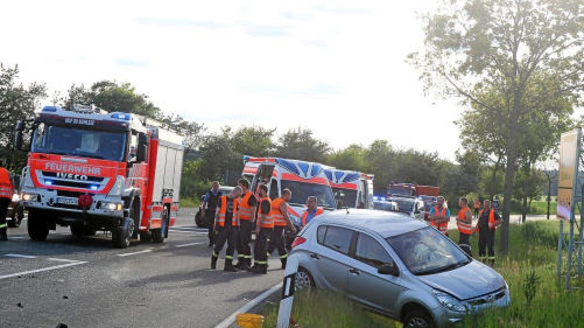 Zu einem schweren Verkehrsunfall kam es am Sonnabend kurz nach 19 Uhr auf der Bundesstraße 282 zwischen Schleiz und Langenbach. Es gab drei verletzte Menschen sowie beträchtlichen Sachschaden. Foto: Ronny Schuberth